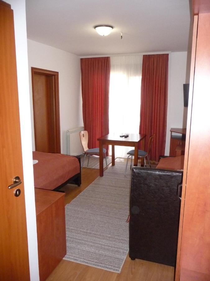 Sobe Rooms Aleksandar Ниш Екстер'єр фото
